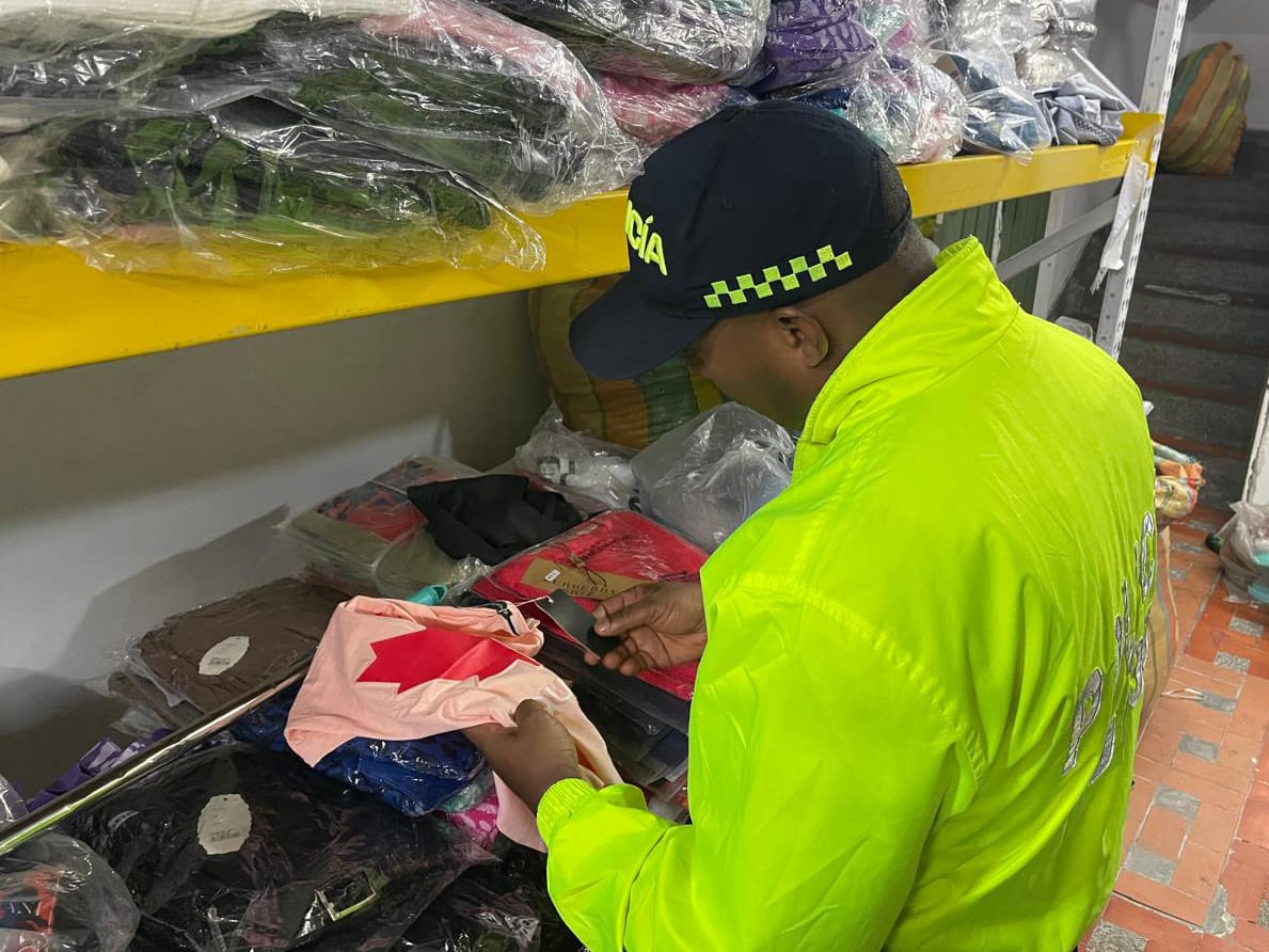 Autoridades incautaron prendas de contrabando avaluadas en más de mil millones de pesos. Foto: Meval