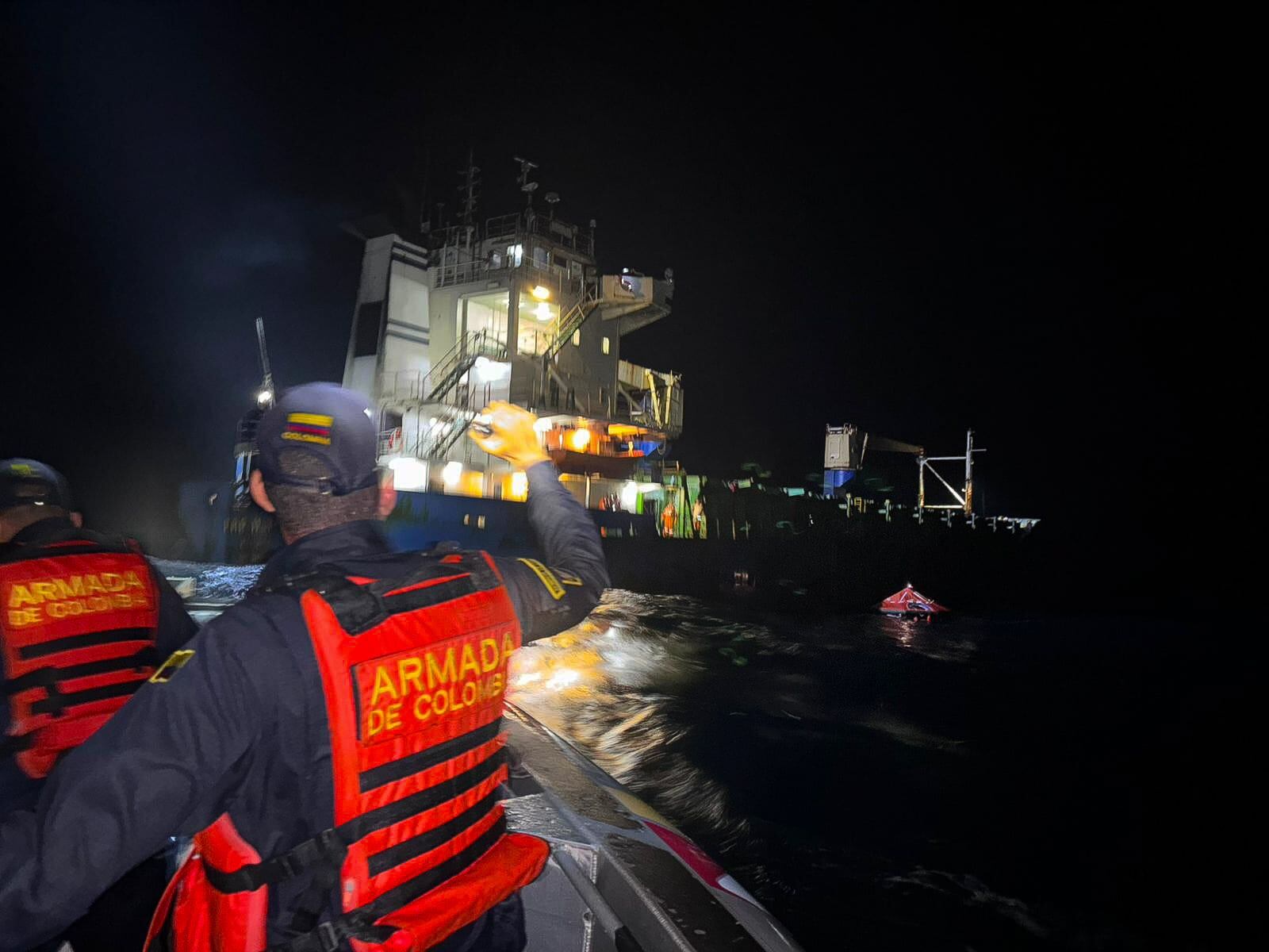 Momento en el que unidades de Guardacostas, localizan en altamar al buque carguero que presentó la emergencia