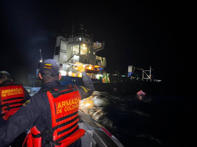 Momento en el que unidades de Guardacostas, localizan en altamar al buque carguero que presentó la emergencia
