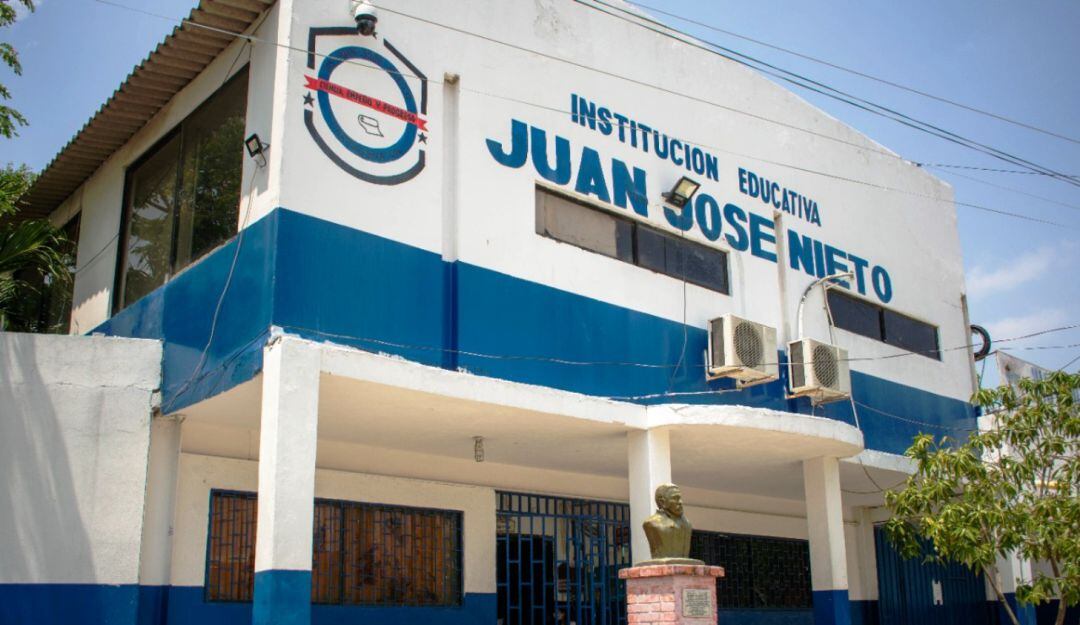 La Dirección Administrativa de Apoyo Logístico, realizó la adjudicación de la rehabilitación del servicio de aseo para los colegios