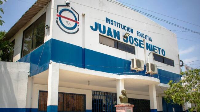 La Dirección Administrativa de Apoyo Logístico, realizó la adjudicación de la rehabilitación del servicio de aseo para los colegios