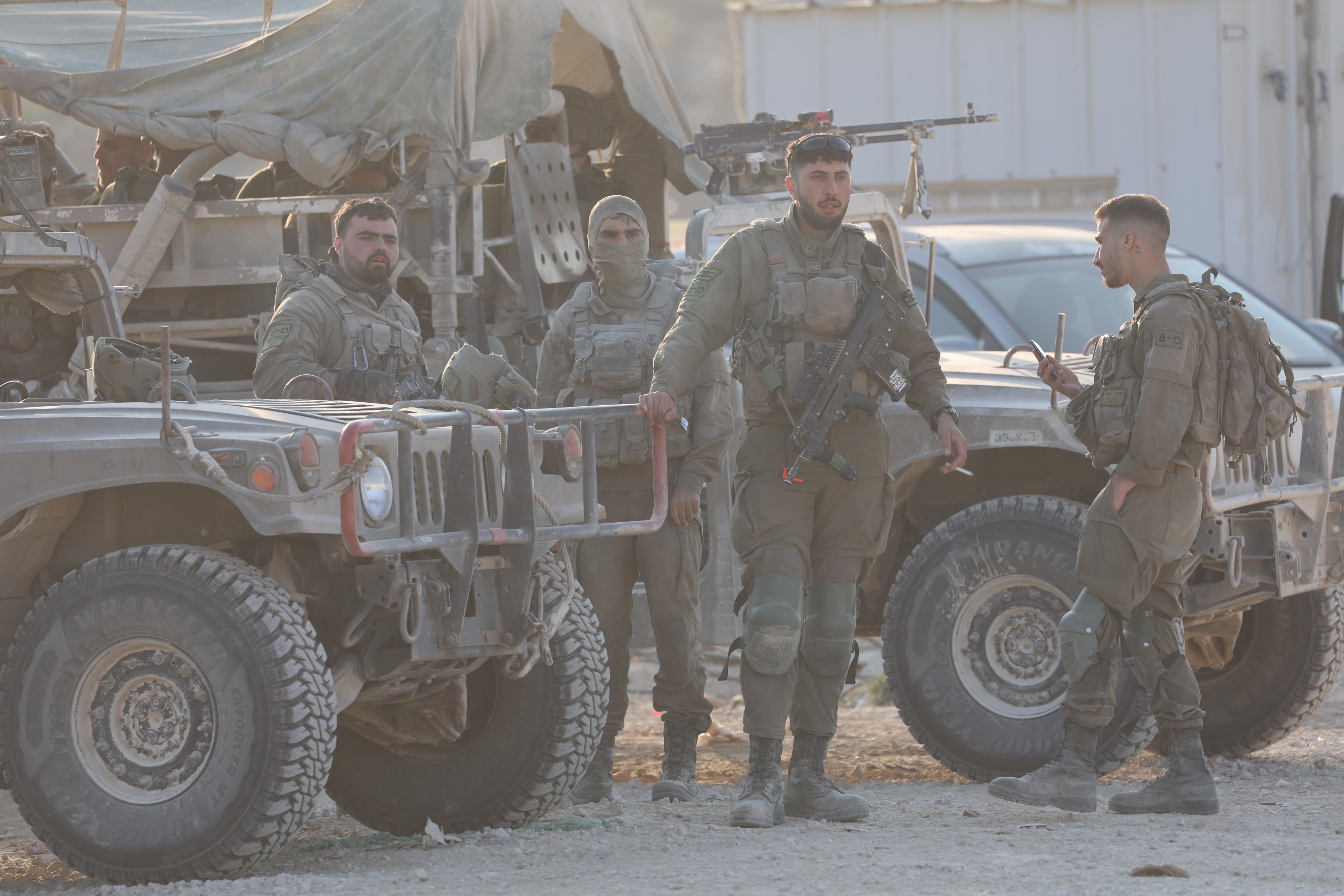 Gaza Border (Israel), 07/04/2024.- Israeli soldiers at a checkpoint along the border with Gaza in southern Israel , 07 April 2024. Israel marks six months since the October 07 attacks, as 134 hostages are currently still being held captive in Gaza, according to the Israeli IDF. More than 33,000 Palestinians and over 1,450 Israelis have been killed, according to the Palestinian Health Ministry and the Israel Defense Forces (IDF), since Hamas militants launched an attack against Israel from the Gaza Strip on 07 October 2023, and the Israeli operations in Gaza and the West Bank which followed it. EFE/EPA/ABIR SULTAN EPA-EFE/ABIR SULTAN