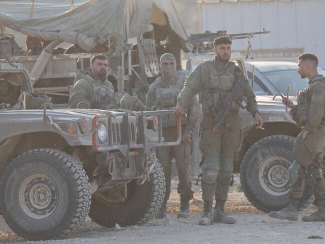 Gaza Border (Israel), 07/04/2024.- Israeli soldiers at a checkpoint along the border with Gaza in southern Israel , 07 April 2024. Israel marks six months since the October 07 attacks, as 134 hostages are currently still being held captive in Gaza, according to the Israeli IDF. More than 33,000 Palestinians and over 1,450 Israelis have been killed, according to the Palestinian Health Ministry and the Israel Defense Forces (IDF), since Hamas militants launched an attack against Israel from the Gaza Strip on 07 October 2023, and the Israeli operations in Gaza and the West Bank which followed it. EFE/EPA/ABIR SULTAN EPA-EFE/ABIR SULTAN