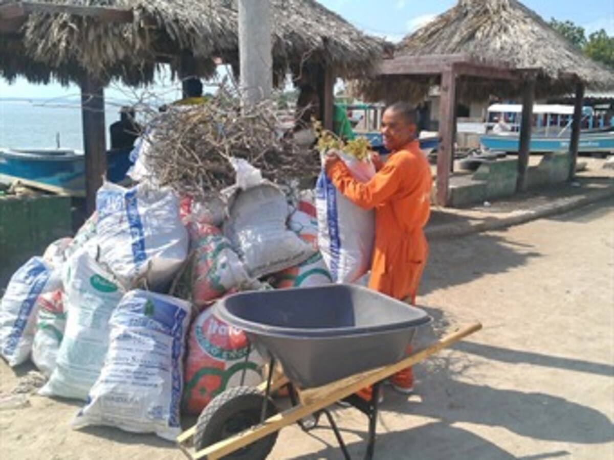 Recogen 2 toneladas de basuras de zona insular de Cartagena