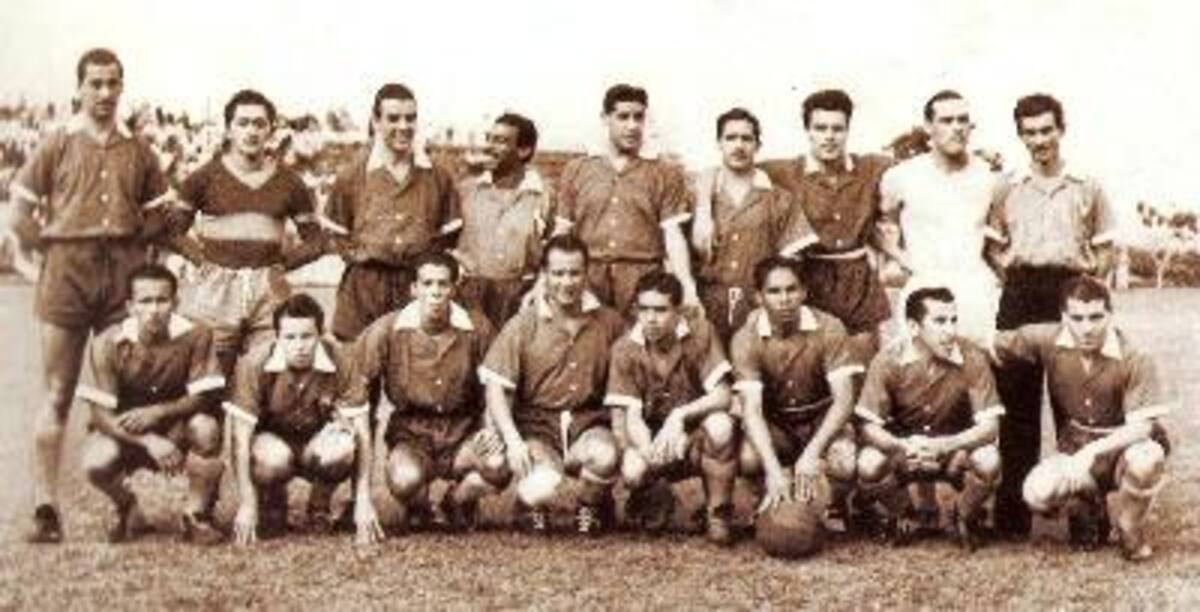 CALDAS 1947ARRIBA IZQ-DER: Alberto Karsul, Delio Londoño, Eladio Leis, Luis Alberto Da Silva, Mario Garrido, Alberto Saldías, Evar Martín Cativiela, Cola.ABAJO MISMO ORDEN: Francisco Perdomo, Héctor Torito Hoyos, Héctor Pulga González, Jaime Pildorita Cardona, Gilberto Robledo, Carlos Arango, Roberto Martino y Ángel Salvador Fernández.