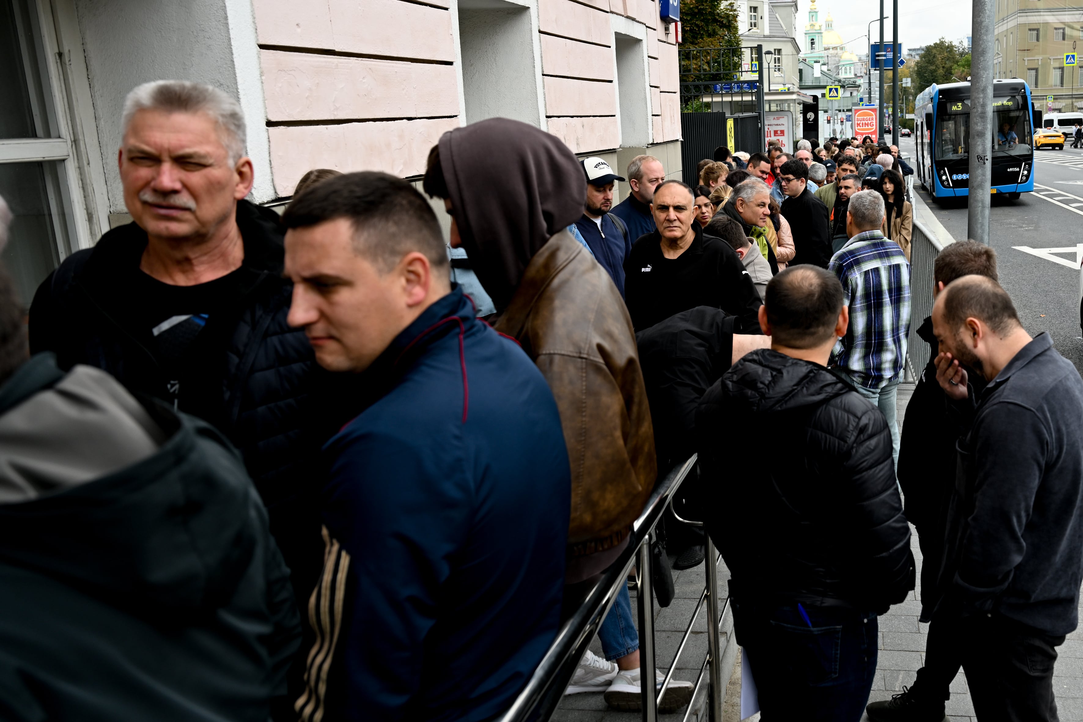 Votantes hacen fila para participar de la jornada electoral legislativa en Moscú, Rusia.
(Foto:    Sefa Karacan/Anadolu via Getty Images)