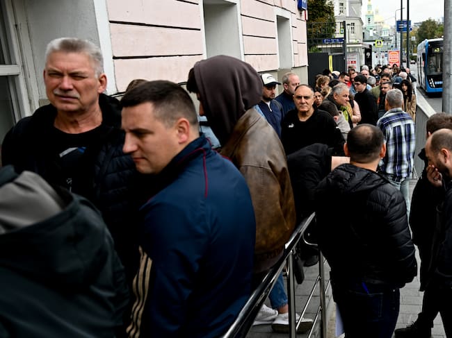 Votantes hacen fila para participar de la jornada electoral legislativa en Moscú, Rusia.
(Foto: Sefa Karacan/Anadolu via Getty Images)