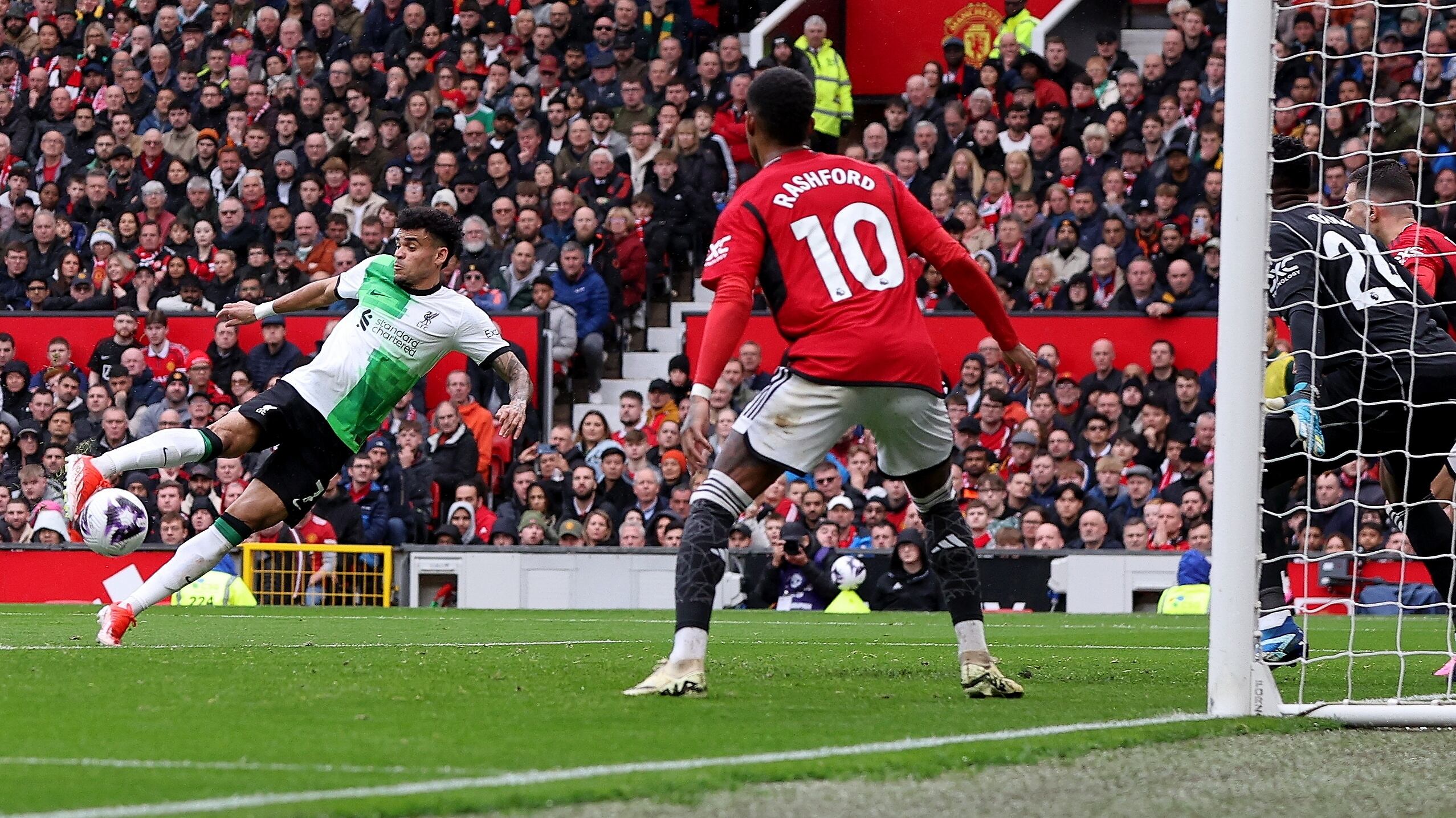 Manchester (United Kingdom), 07/04/2024.- Liverpool's Luis Diaz (L) scores the 0-1 goal during the English Premier League soccer match between Manchester United and Liverpool FC in Manchester, Britain, 07 April 2024. (Reino Unido) EFE/EPA/ADAM VAUGHAN EDITORIAL USE ONLY. No use with unauthorized audio, video, data, fixture lists, club/league logos, 'live' services or NFTs. Online in-match use limited to 120 images, no video emulation. No use in betting, games or single club/league/player publications.