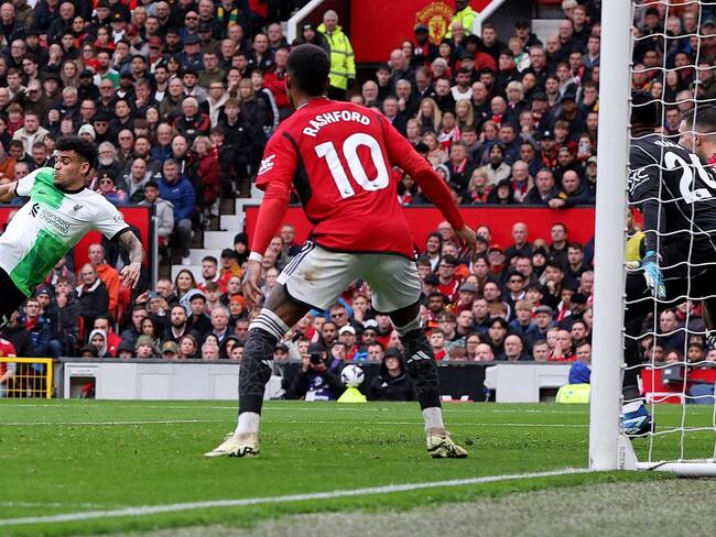 Manchester (United Kingdom), 07/04/2024.- Liverpool&#039;s Luis Diaz (L) scores the 0-1 goal during the English Premier League soccer match between Manchester United and Liverpool FC in Manchester, Britain, 07 April 2024. (Reino Unido) EFE/EPA/ADAM VAUGHAN EDITORIAL USE ONLY. No use with unauthorized audio, video, data, fixture lists, club/league logos, &#039;live&#039; services or NFTs. Online in-match use limited to 120 images, no video emulation. No use in betting, games or single club/league/player publications.

