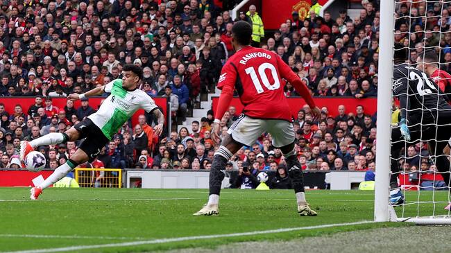 Manchester (United Kingdom), 07/04/2024.- Liverpool's Luis Diaz (L) scores the 0-1 goal during the English Premier League soccer match between Manchester United and Liverpool FC in Manchester, Britain, 07 April 2024. (Reino Unido) EFE/EPA/ADAM VAUGHAN EDITORIAL USE ONLY. No use with unauthorized audio, video, data, fixture lists, club/league logos, 'live' services or NFTs. Online in-match use limited to 120 images, no video emulation. No use in betting, games or single club/league/player publications.