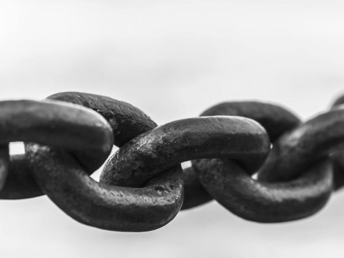 César Carrillo se encadenó por 31 meses de sueldo que le deben en Cesar