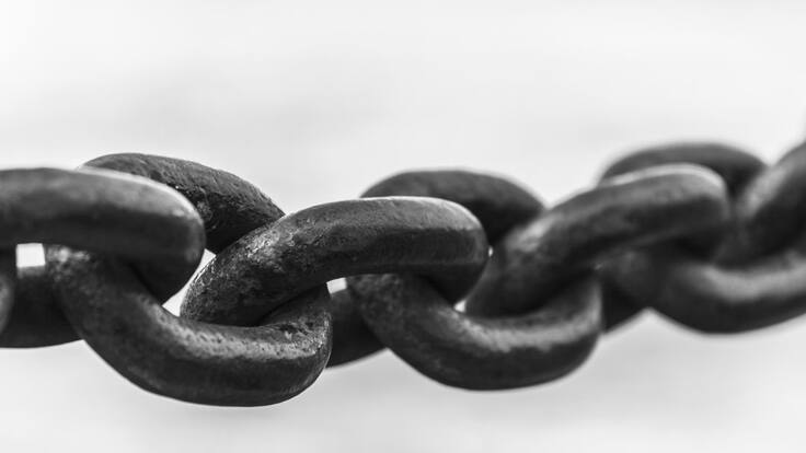 César Carrillo se encadenó por 31 meses de sueldo que le deben en Cesar