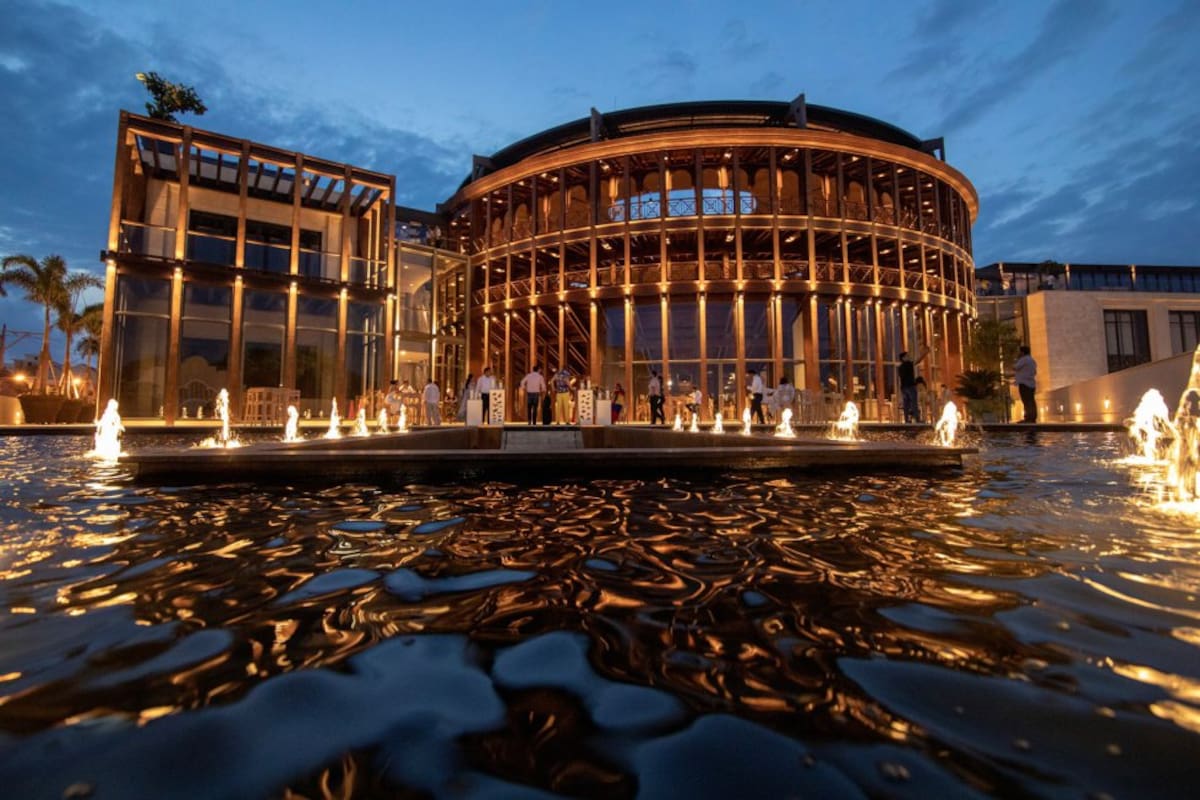 Una plaza de toros imaginada por el ebanista cartagenero Marcial Calvo, quien combinó la monumental plaza de toros Maestranza de Maracay, Venezuela, con el estilo moro del Palacio de Alhambra (España). 90 años después, La Serrezuela renace, conservando su encanto e historia, como Centro cultural, gastronómico y comercial. 