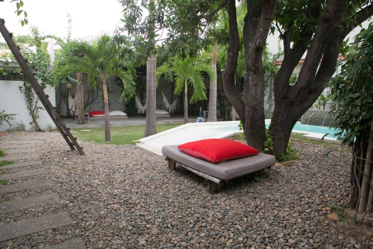 Levantarse en la mañana en un buen día soleado en el Hotel Boutique Casa Rosalía, en Valledupar, le levanta el ánimo al más triste, con esa luz brillante, viva, y ese desayuno con arepa típica vallenata preparada a la usanza de la dueña de la casa, horneadas sobre hojas del mango del patio, no deja espacio para las tristezas.