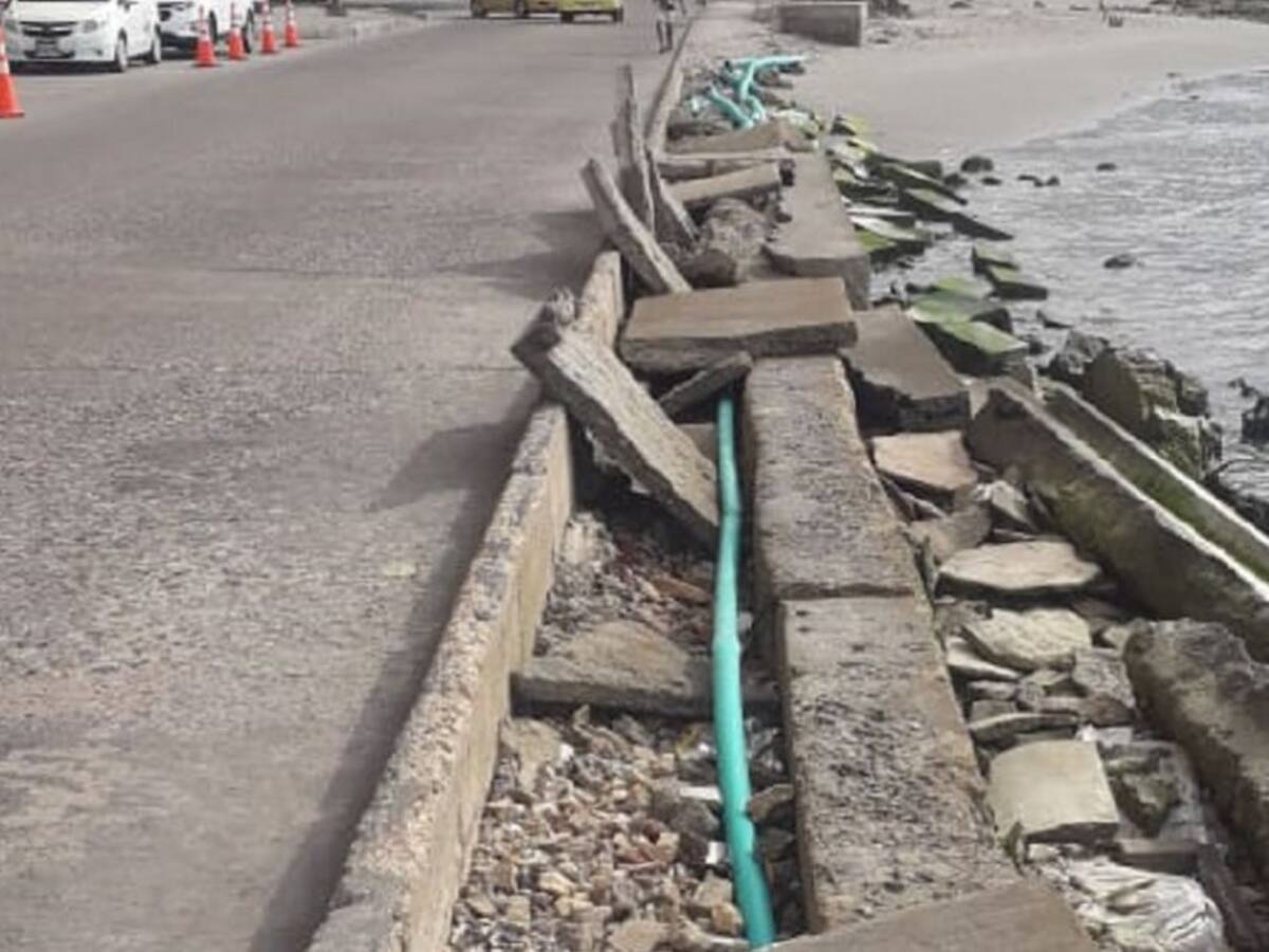 Zona peatonal de la avenida del Malecón, destruida por el mar y en abandono