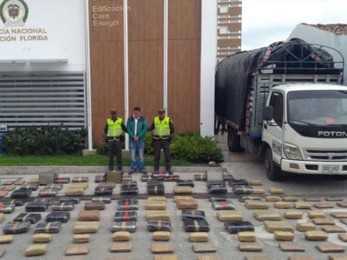 Incautan más de 400 kilos de marihuana camuflados en un tractocamión