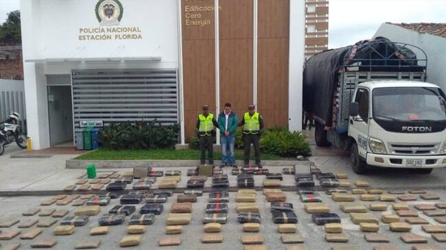 Incautan más de 400 kilos de marihuana camuflados en un tractocamión. Foto: policía
