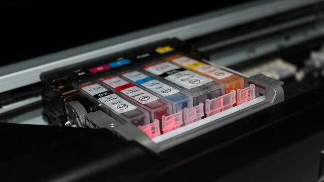 Un grupo de científicos ha diseñado un papel y una tinta que, combinados, permiten imprimir imágenes multicolor que pueden ser borradas para su reutilización. Foto: Pixabay