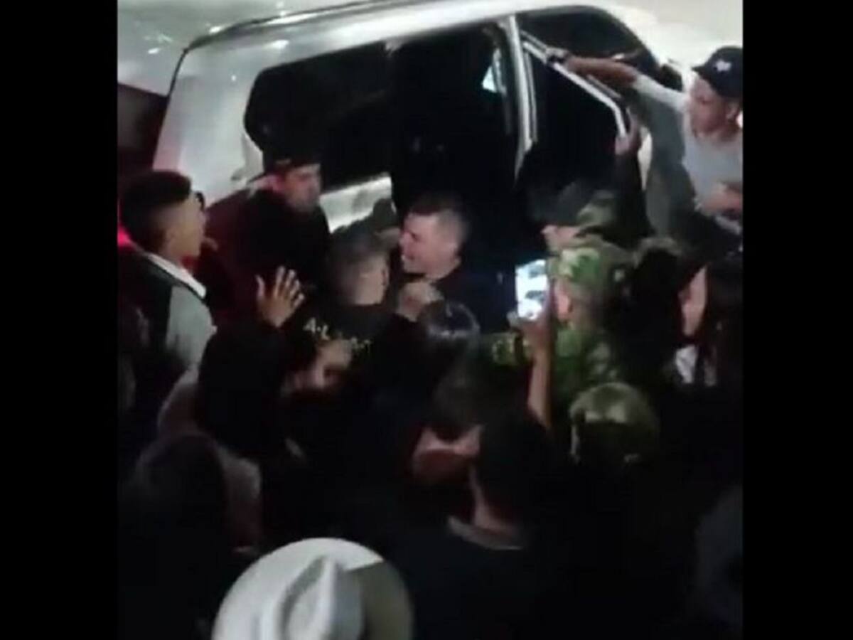 Le robaron una cadena de oro al cantante Alzate en Frontino