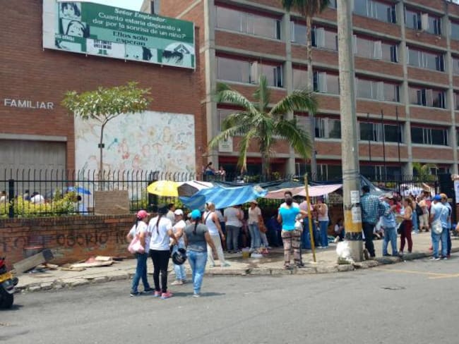 Madres comunitarias protestando frente a sede del Icbf en Medellín.