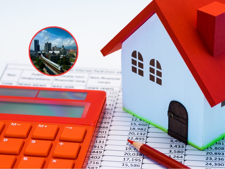 Casa a pequeña escala y al lado una calculadora y un lápiz. Al lado una imagen panorámica de la ciudad de Medellín (Fotos vía Getty Images)