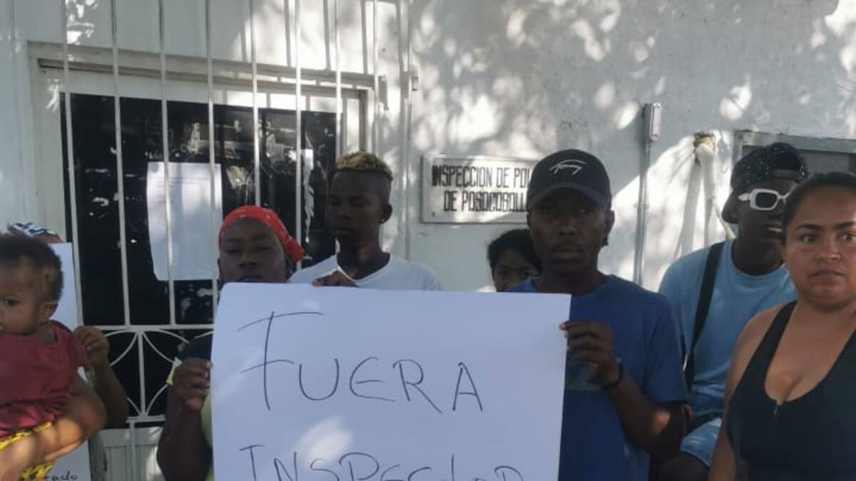 Comunidades se encadenaron para pedir renuncia de inspector de policía de Pasacaballos