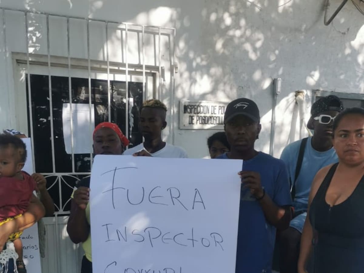 Comunidades se encadenaron para pedir renuncia de inspector de policía de Pasacaballos