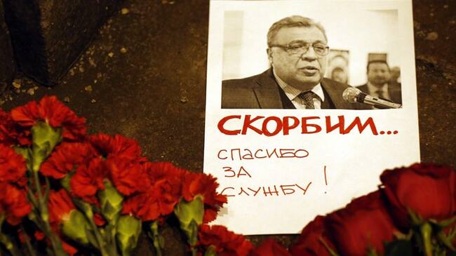 Ramo de rosas al lado de una fotografía del embajador de Rusia en Turquía, Andrei Karlov. Foto: Agencia EFE/SERGEI ILNITSKY