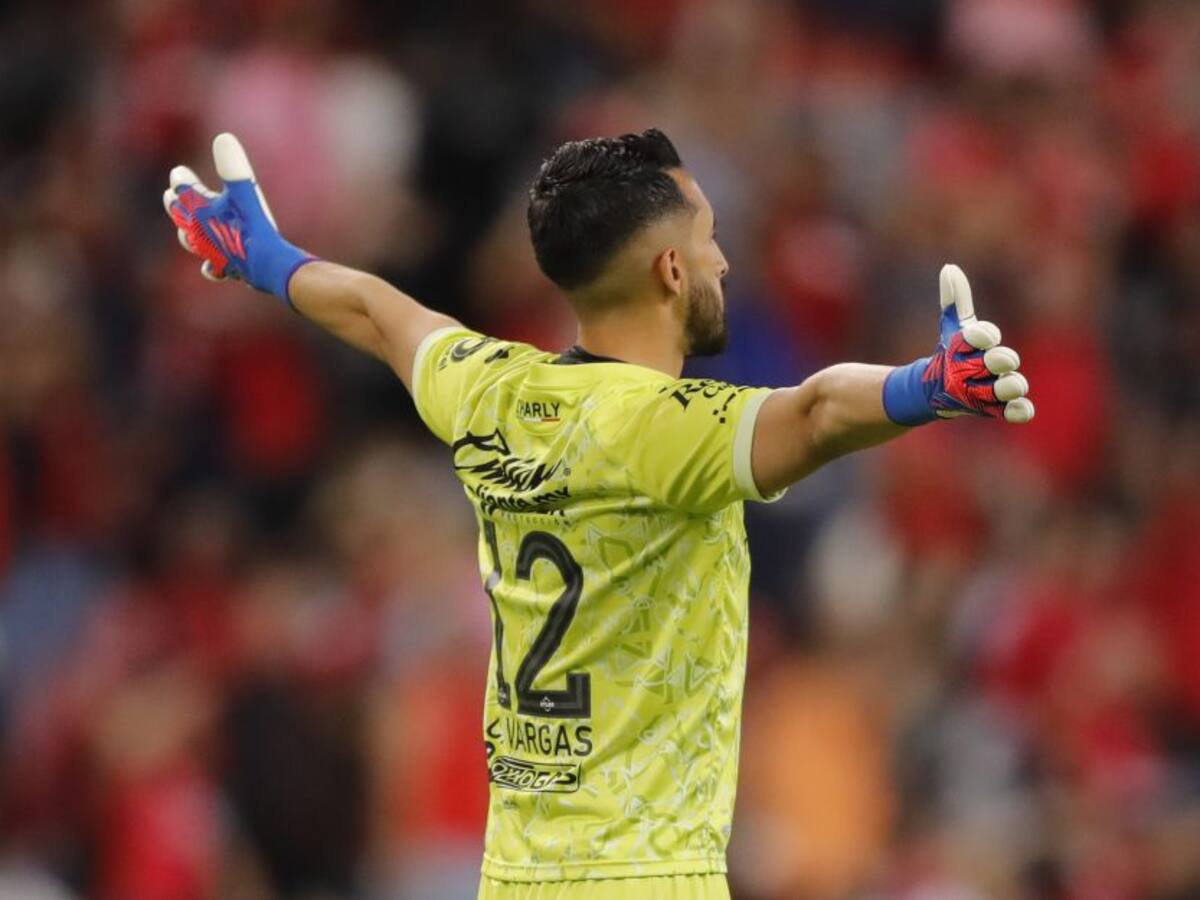 Camilo Vargas renovó con Atlas y lo anunciaron como todo un superhéroe