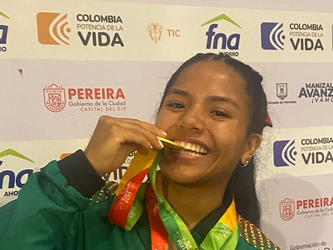 Julieth Alexandra Jiménez Palechor, dos medallas de oro para el Quindío en levantamiento de pesas. Foto Cortesía. Luis Carlos Rodríguez