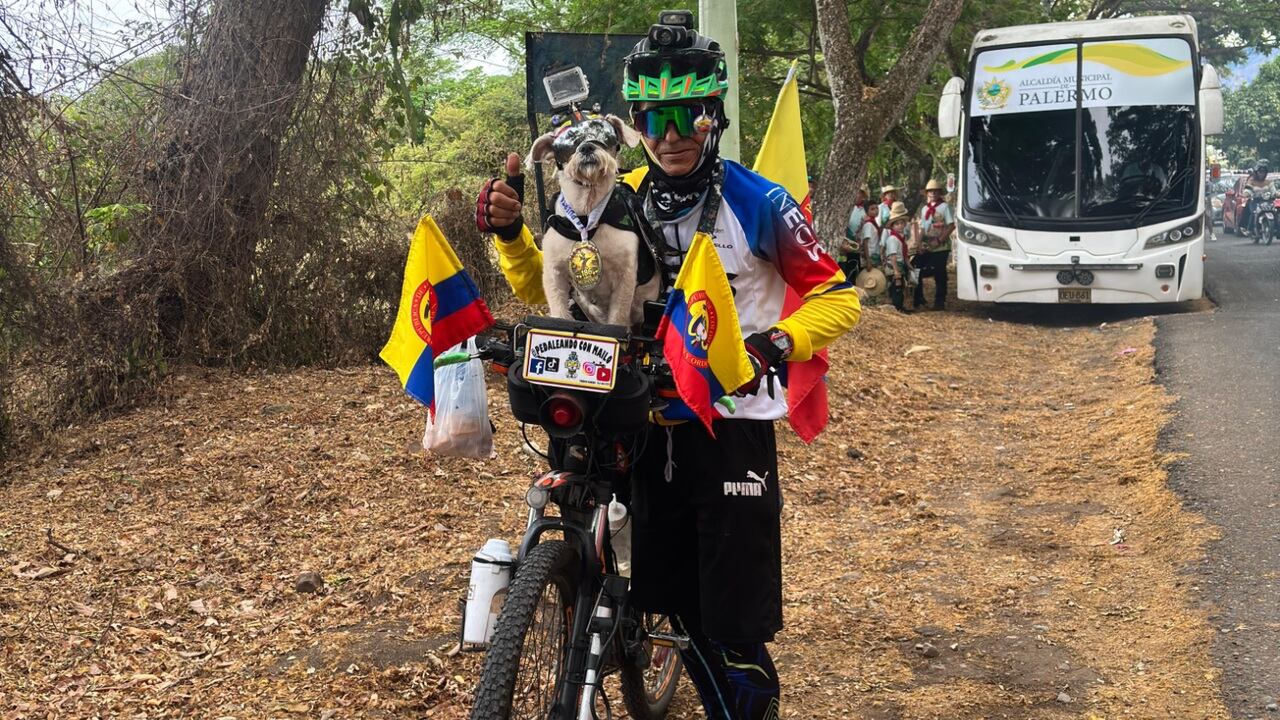 Yeison Romero y Mailo recorren Colombia en bicicleta y llegaron a Yaguará durante las Fiestas Reales 2026. Foto Caracol Radio Neiva