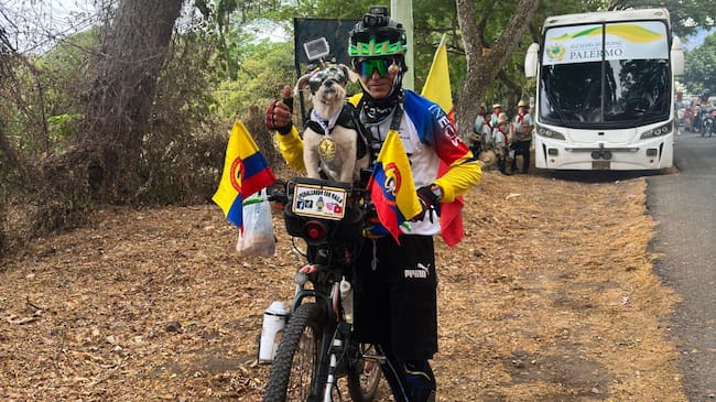 Yeison Romero y Mailo recorren Colombia en bicicleta y llegaron a Yaguará durante las Fiestas Reales 2026. Foto Caracol Radio Neiva