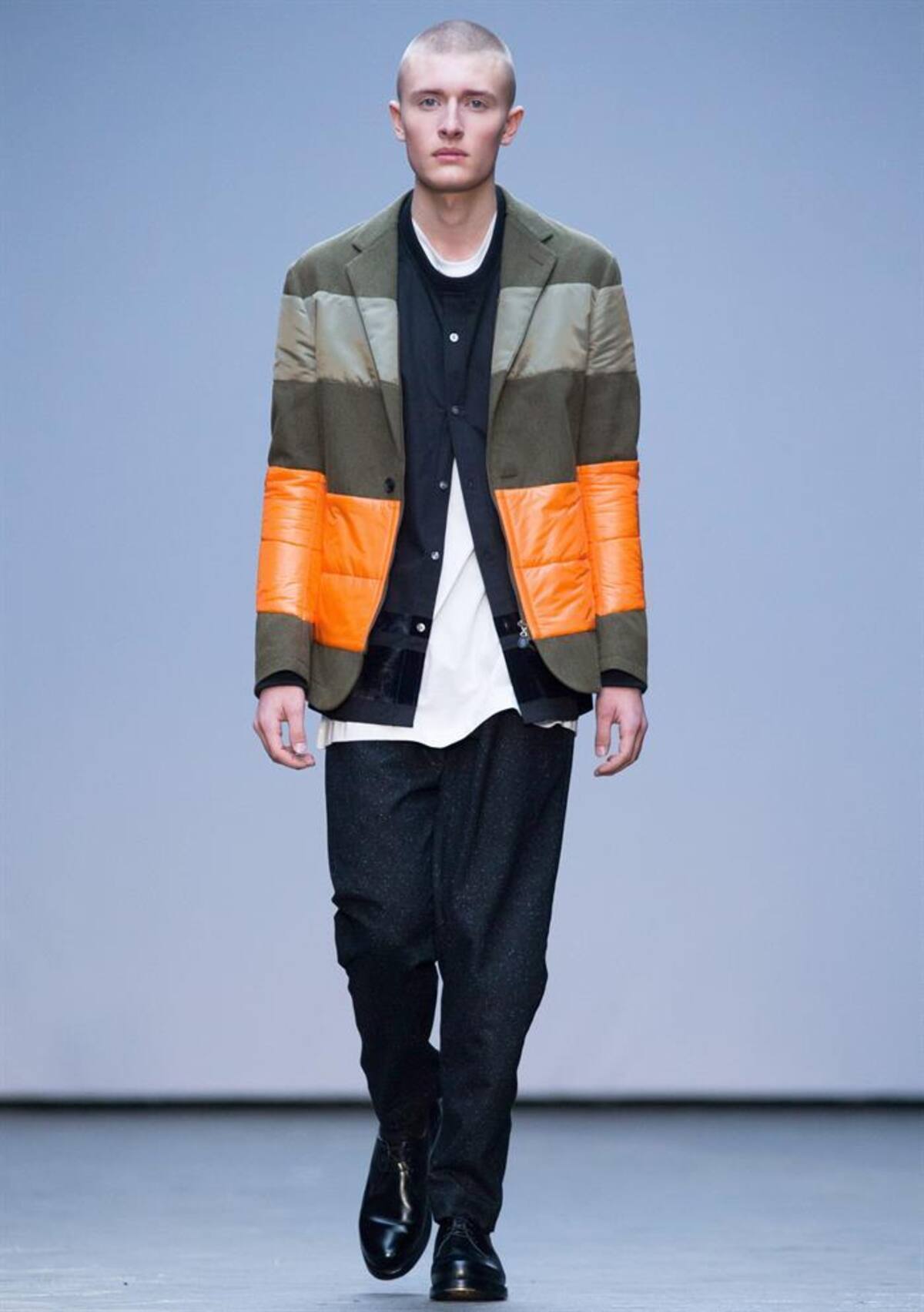 Una serie de modelos presentan la colección de otoño, invierno 2015 en la semana de la moda masculina en Londres, Inglaterra, que se realizará hasta el próximo 12 de enero.