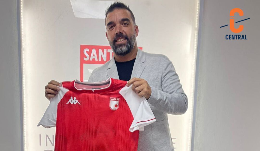 Martín Cardetti posa con la camiseta de Independiente Santa Fe, su nuevo equipo.
