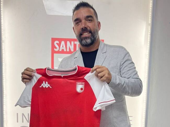 Martín Cardetti posa con la camiseta de Independiente Santa Fe, su nuevo equipo.