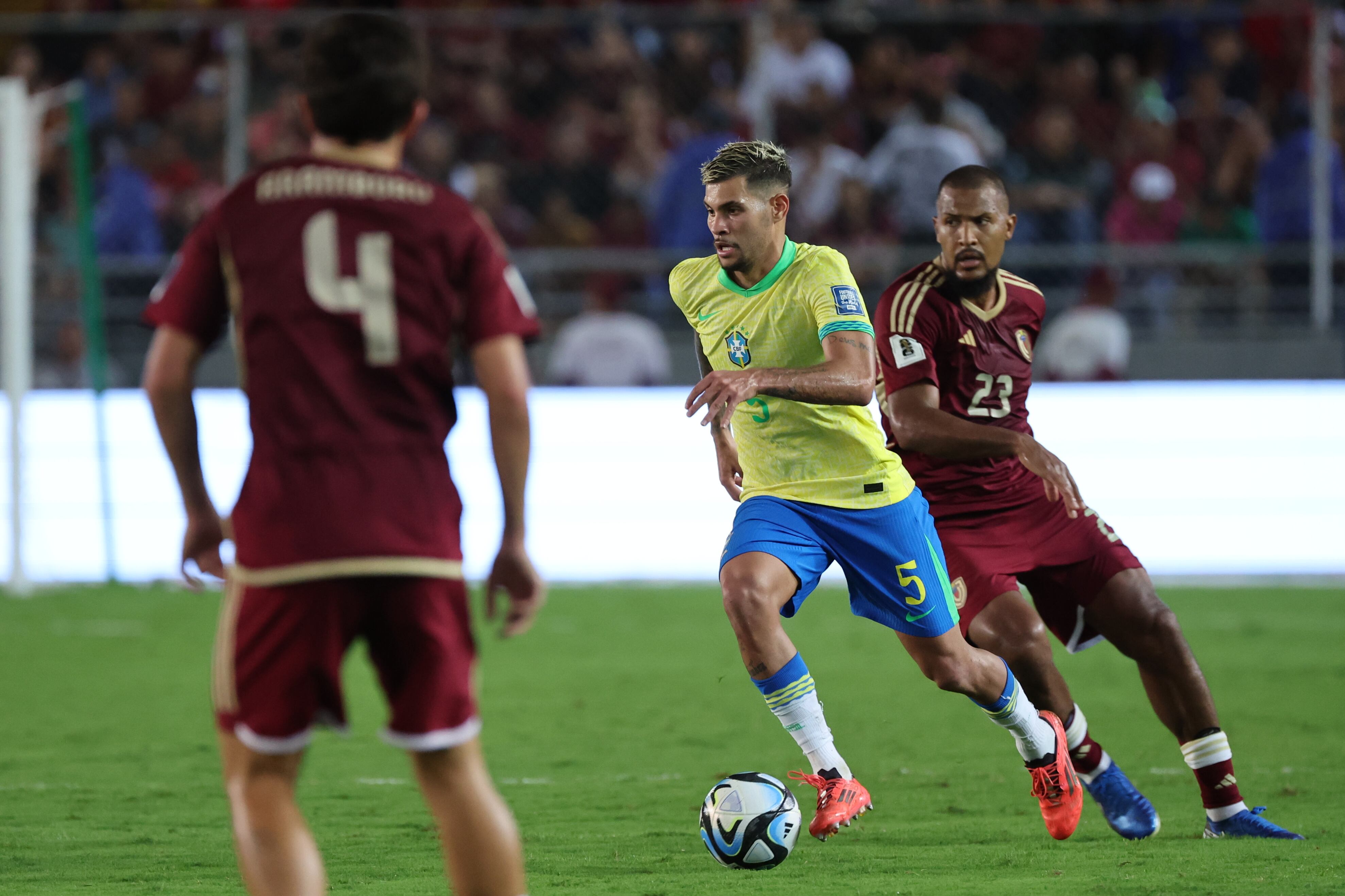 Salomón Rondón (d) de Venezuela disputa el balón con Bruno Guimaraes de Brasil, este jueves durante un partido de las eliminatorias sudamericanas al Mundial de Fútbol 2026, en el estadio Monumental, en Maturín (Venezuela). EFE/ Miguel Gutiérrez