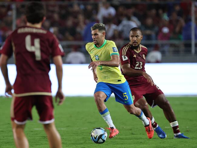 Salomón Rondón (d) de Venezuela disputa el balón con Bruno Guimaraes de Brasil, este jueves durante un partido de las eliminatorias sudamericanas al Mundial de Fútbol 2026, en el estadio Monumental, en Maturín (Venezuela). EFE/ Miguel Gutiérrez