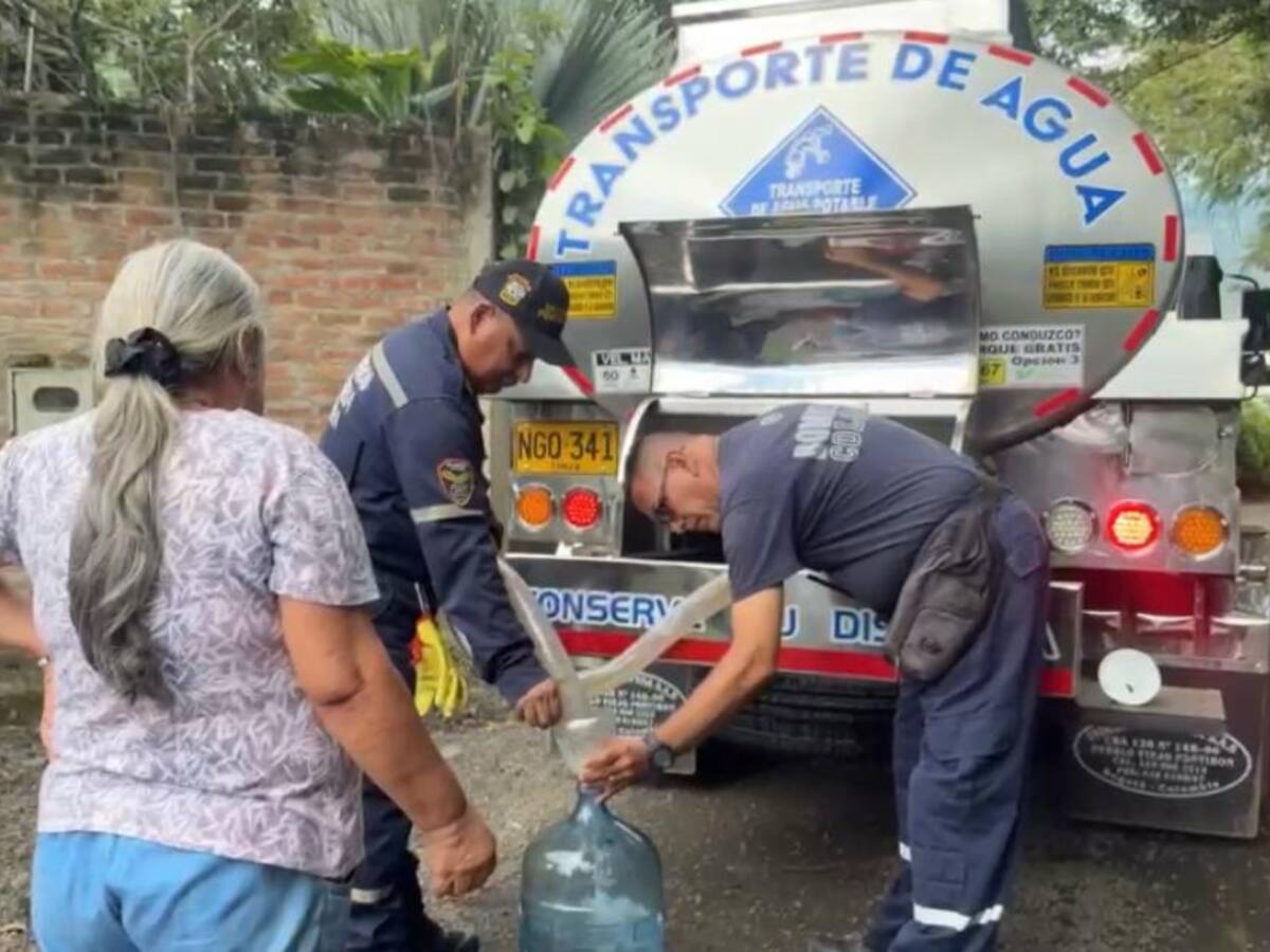 Con carrotanques y retroexcavadoras, voluntarios atienden emergencia de agua en Buenaventura