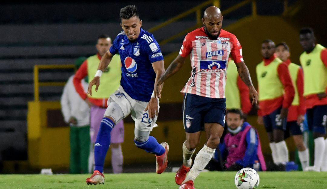 Freddy Hinestroza disputa una pelota junto a Fernando Uribe.