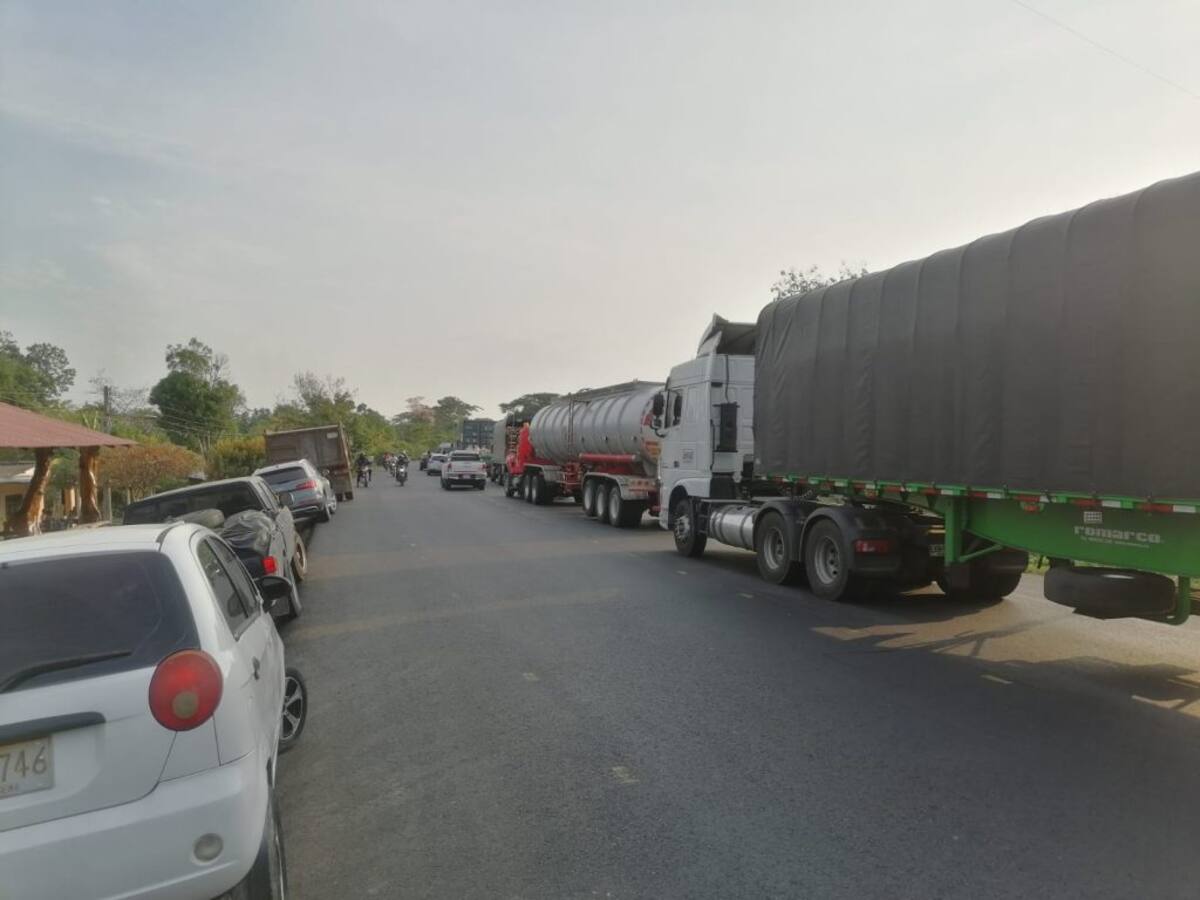 Largas filas de vehículos en carreteras de Bolívar por bloqueos en la Troncal de Occidente