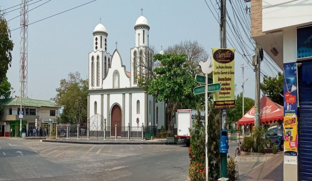 Una de la vías principales en el municipio de Galapa. Al fondo la parroquia del municipio.