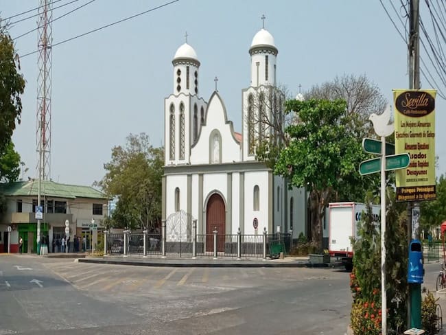 Una de la vías principales en el municipio de Galapa. Al fondo la parroquia del municipio.