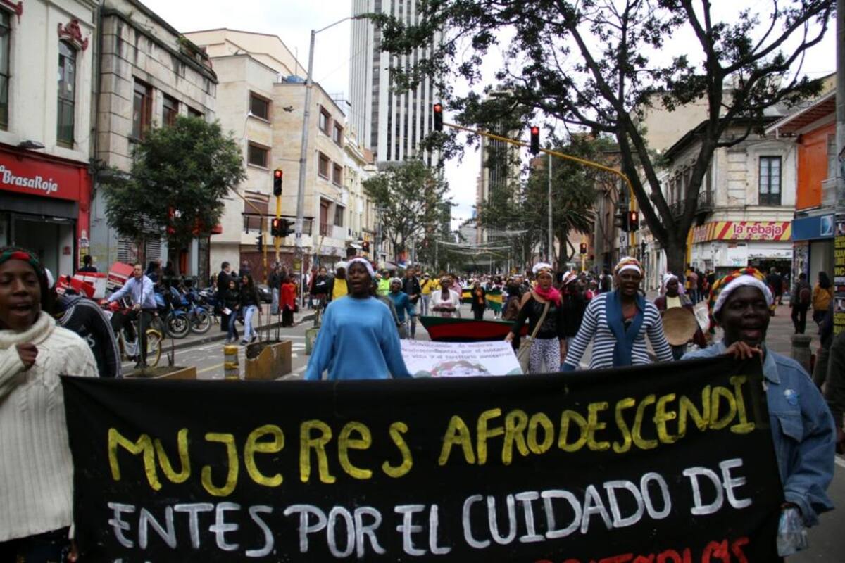 Recorrieron a pie desde el Cauca y llegaron a Bogotá exigiendo que pare la mineria ilegal porque contamina los rios y el habitad de su región.