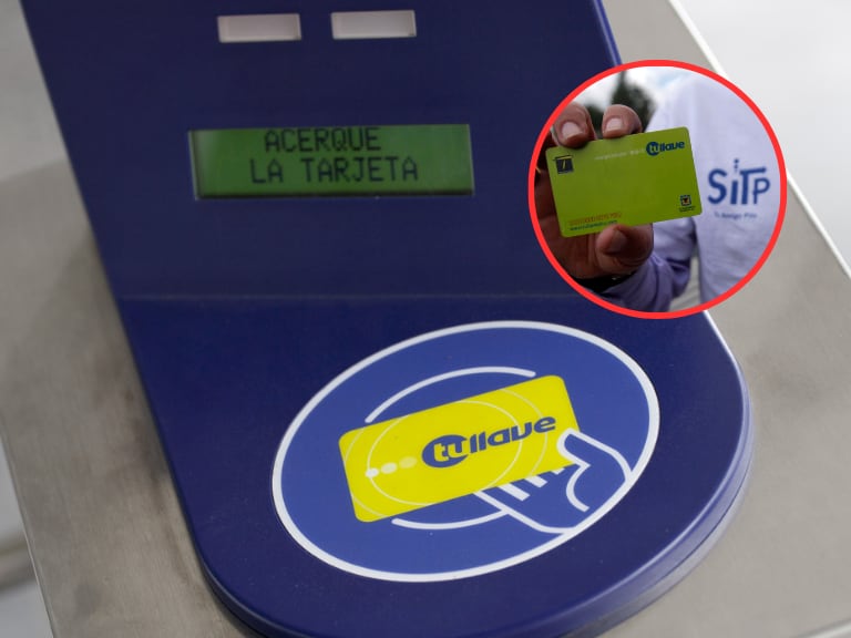 Torniquete de una estación de TransMilenio y de fondo una persona sosteniendo una tarjeta TuLlave (Fotos vía COLPRENSA)