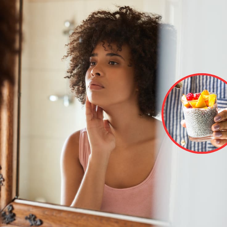 Mujer observándose al espejo y de fondo un batido preparado con semillas de chía. (Fotos vía Getty Images)