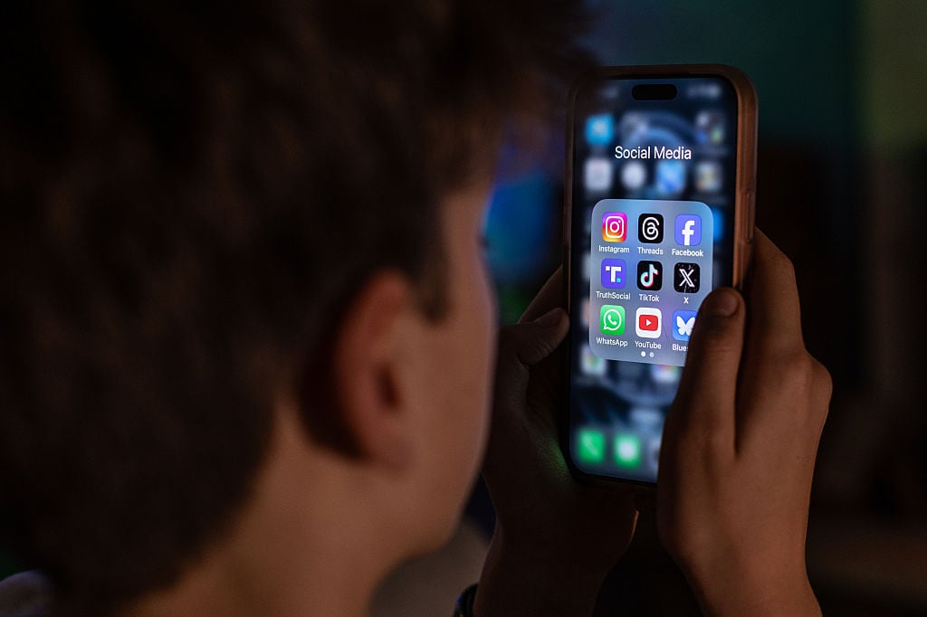Joven observando redes sociales. (Photo by Matt Cardy/Getty Images)