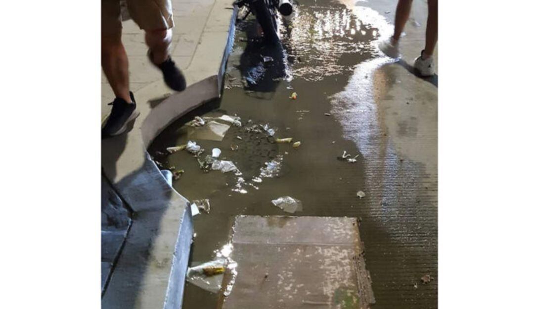 Rebosamiento de aguas servidas. 