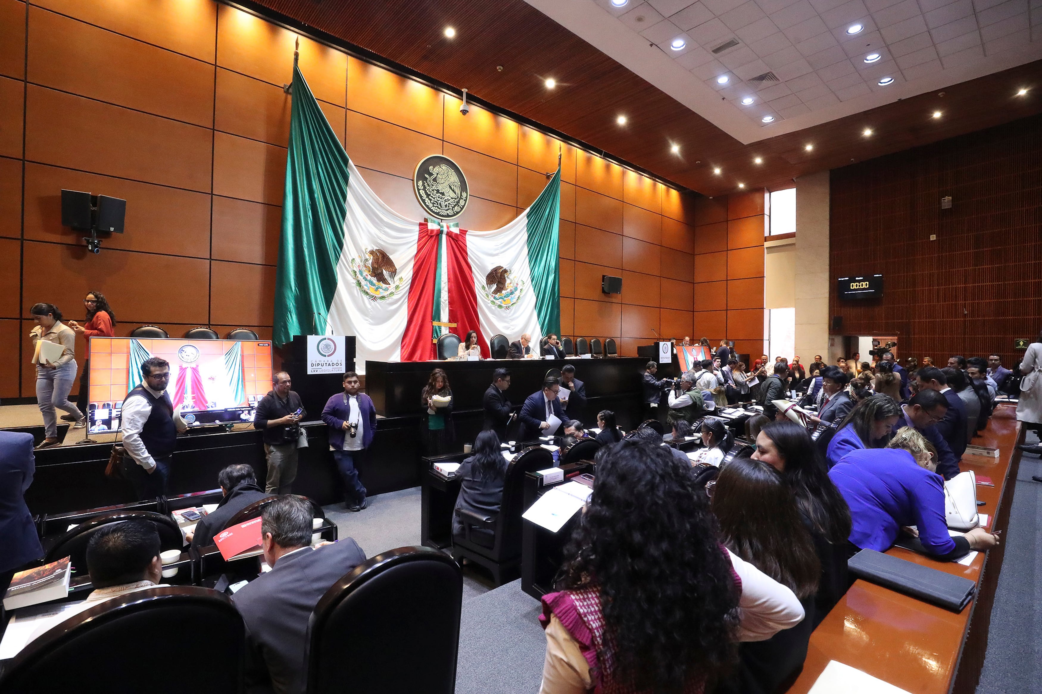  Fotografía cedida por la Cámara de Diputados de legisladores durante una sesión de la Comisión de Puntos Constitucionales, en la Ciudad de México (México). 
EFE/Cámara de Diputados 
