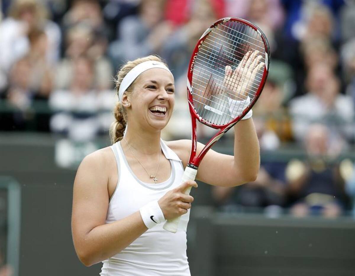 La tenista alemana Sabine Lisicki celebra su victoria ante la estonia Kaia Kanepiel, tras el partido de cuartos de final del torneo de tenis de Wimbledon.