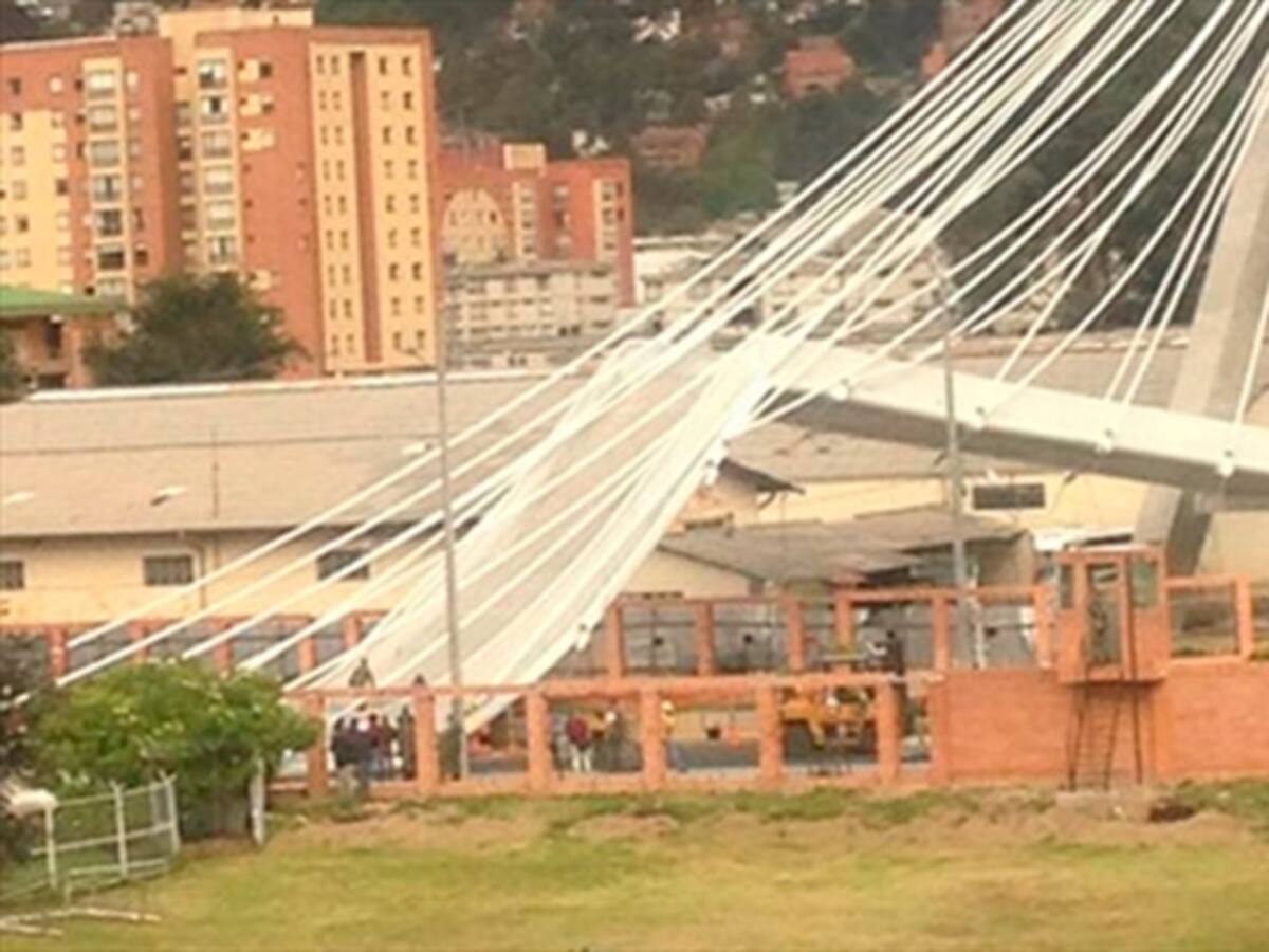 Se desplomó puente peatonal en el norte de Bogotá